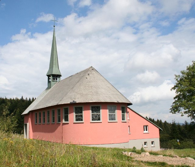 20110902 (16)a-1000.jpg - Kapelle in neuem Anstrich. Links der neue behindertengerechte Zugang.